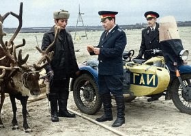 Смысл кроется в мелочах. Почему СССР был великой страной. На этом фото видны позы представителей закона, которых уважали и признавали .
И сейчас что, останови гаишник ценного специалиста.