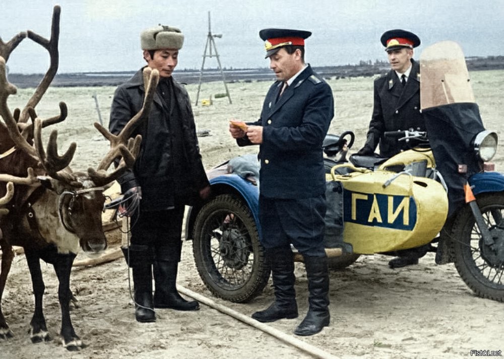 Смысл кроется в мелочах. Почему СССР был великой страной. На этом фото видны позы представителей закона, которых уважали и признавали .
И сейчас что, останови гаишник ценного специалиста.