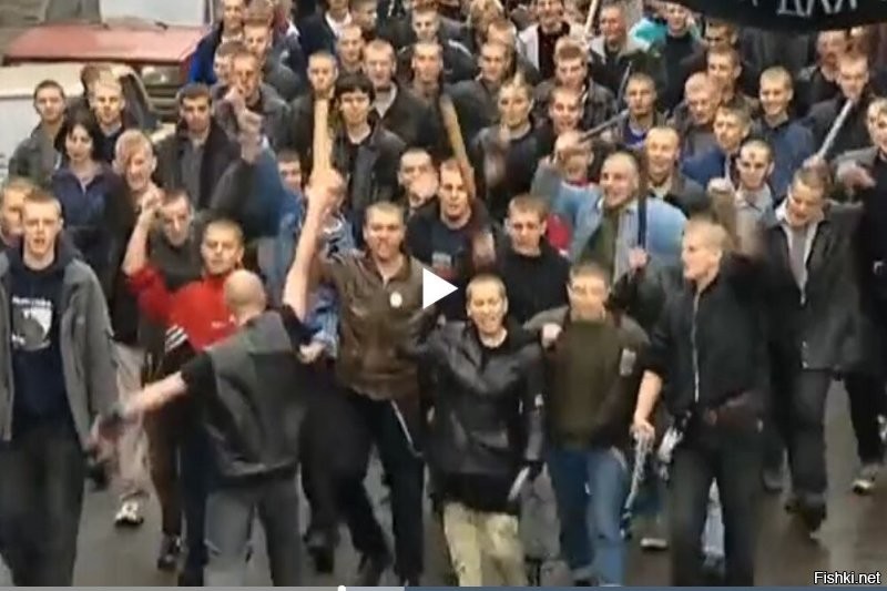 В Санкт-Петербурге толпа приезжих избила случайного мужчину за отказ купить им табак