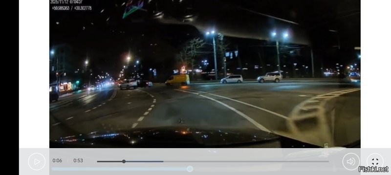 На видео нет знака главная дорога, зато хорошо видно знак Уступи дорогу.