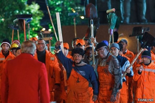 Я не боюсь зомби. Я к ним уже привык. У нас по улицам вот таких каждый второй.

А если зомби восстанут, хочу посмотреть кто победит в схватке - зомби или эти