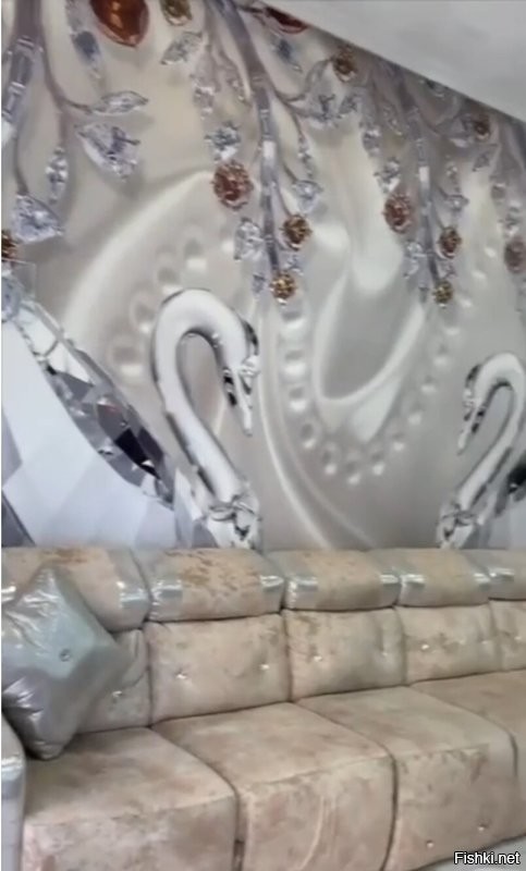 Лебеди на этом блистающем фоне выглядят почти нормально