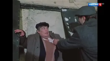 Сразу Промокашка вспомнился во время задержания:
"Не хочу, не хочу..., волки позорные..., 
А на белой скамье, на скамье подсудимых..."