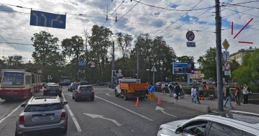 Это не косяк дорожников, автор ролика срезал на перекрёстке так, что его не видно.