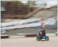 Обычно такое проделывают папы.
Сам не без греха, но конечно обстоятельства были гораздо менее экстремальными.
Фотку тогда назвал: "Поначалу это казалось хорошей идеей!"