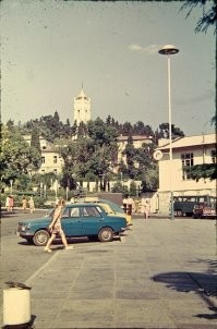 Ялта. Колокольня Иоанна Златоуста. (слева, где 4 женщины идут - въезд в город с улицы Свердлова).