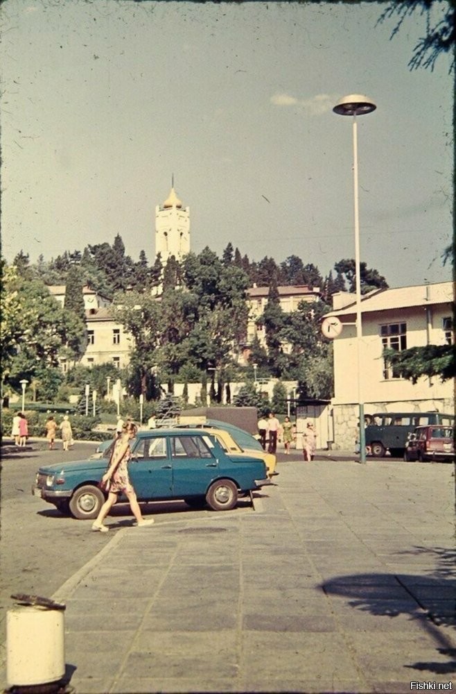 Ялта. Колокольня Иоанна Златоуста. (слева, где 4 женщины идут - въезд в город с улицы Свердлова).