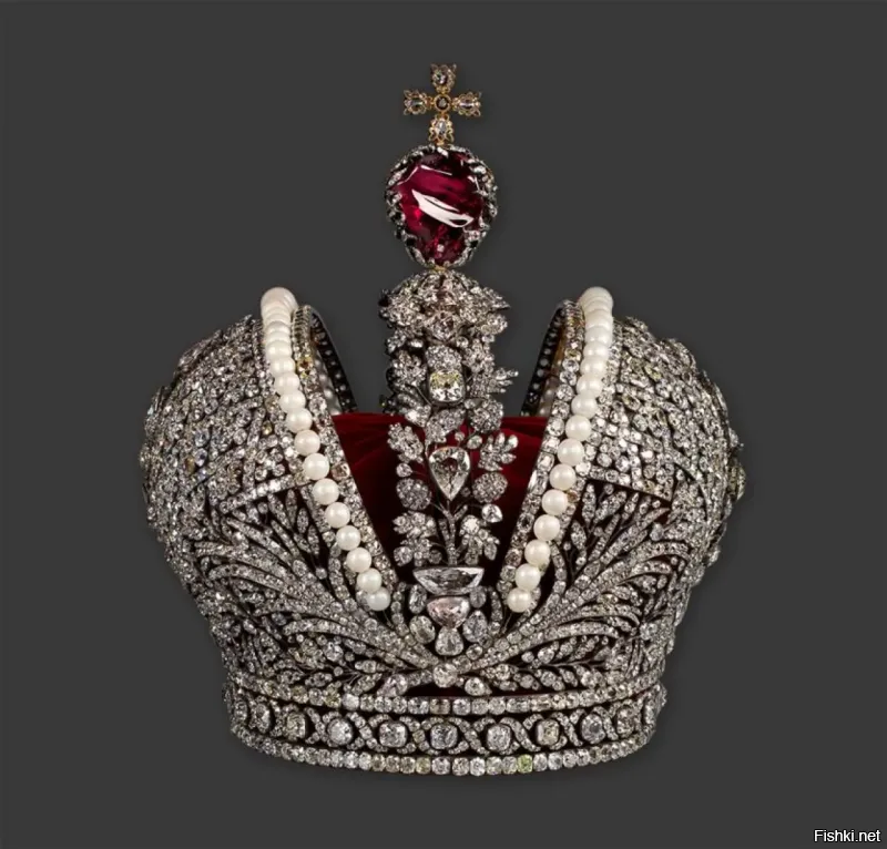 Музейную ценность съемочной группе, конечно, никто не дал, поэтому сделали  копию из стеклянных стразов вместо бриллиантов. Настоящая корона украшена 4 936 бриллиантами, оправленными в серебро, 75 жемчужинами и редким камнем - красной шпинелью.  Настоящая корона хранится в Алмазном фонде.