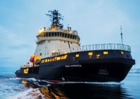 Путин попробовал сыграть на&nbsp;комузе