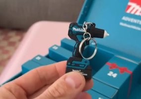 Подарить расходники. 
А вместо инструмента - брелочки. 

Супер! Прям счастье! 

А да, ещё и растянуть эту дроч на месяц.