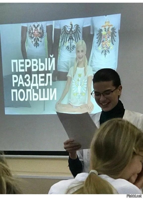 "Произошла неисправность": единственная подводная лодка Польши сломалась по пути на парад в честь дня ВМФ