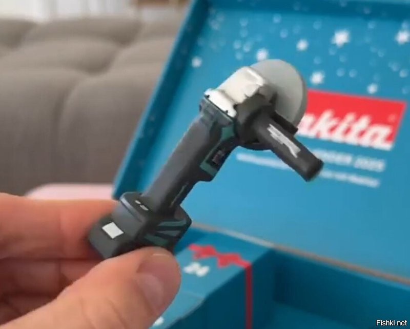 Подарить расходники. 
А вместо инструмента - брелочки. 

Супер! Прям счастье! 

А да, ещё и растянуть эту дроч на месяц.