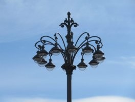 Не знаю по поводу количества, но фонари там хорошие, групповые) Сразу на 12 персон!