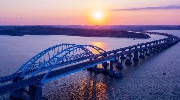 Пусть эти ушлепки свидомые и их кровавые пастыри знают, что Мост стоит и стоять будет во Благо России!
а всем. кто захочет поднять свою лапу на Творение рук Русского Человека - гнить в тюрьме, на вечно!