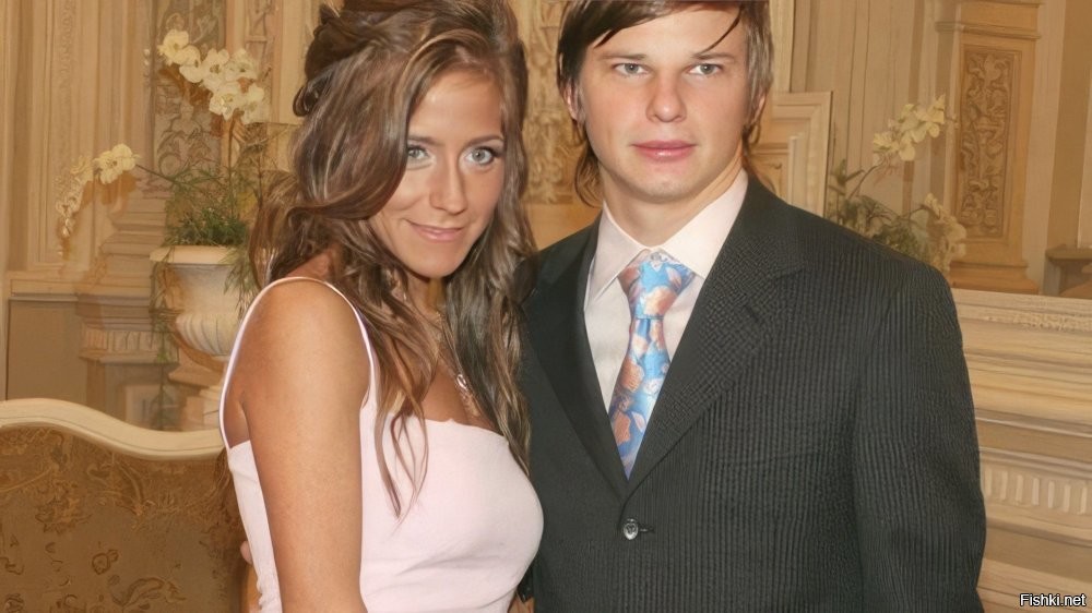 Была лучезарная..а стала как-ВСЕ...в инкубаторе.
Наверно заточки рихтовали у одного дохтора в Британской клинике..с женой "розовощекого футболиста"..