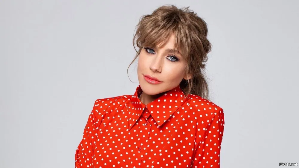 Была лучезарная..а стала как-ВСЕ...в инкубаторе.
Наверно заточки рихтовали у одного дохтора в Британской клинике..с женой "розовощекого футболиста"..