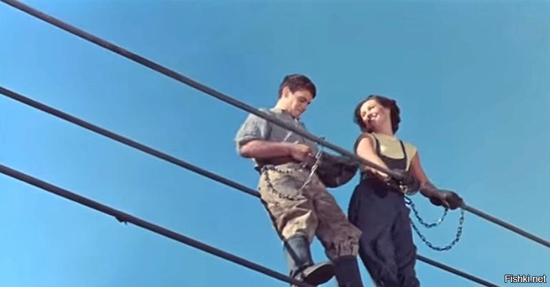 Нелёгкая работа монтажников на высоковольтных линиях в Китае