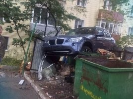 После введения новых тарифов по утильсбору в России жители Германии массово переходят на "Ниву Спорт" и выбрасывают ненужный хлам на помойку. Автомобильная промышленность Германии несёт огромные убытки из-за снижения спроса.