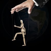 Вполне возможно, что использовали их в тёмную. Такое часто бывает.  Человек занимается контрабандой и всяким провозом без документов: мобильных телефонов, орг. техники, запчастей итд, знает пограничников, кому-то даёт на лапу с того и живёт.  В приграничных районах - стандартная тема. Тем более, там очень часто что контрабандист и работник таможни\пограничник - родственники.  
И вот, находят такого человека и просят его провезти партию алкоголя без уплаты сборов, акциз и прочего. А вместо алкоголя, просто наркотики в жидкости растворяют и разливают по бутылкам. И вот везёт такой контрабандист 15 ящиков "элитного бухла", там на лапу 50 баксов дал, там 20-ку..  сам заработает пару сотен, а на самом деле, везёт несколько десятков килограмм сильнодействующих наркотических веществ, и если его поймают, уже не важно - знал он или не знал, сядет на ОЧЕНЬ долгий срок.
Так и тут, нашли мелких жуликов,  в детали операции их посвящать не стали (забоятся ещё, струсят и застучат в ФСБ), и использовали в тёмную.  
Да, осознав масштаб трагедии, некоторые из них добровольно пришли и сознались, но что это уже меняет?  Ничего.