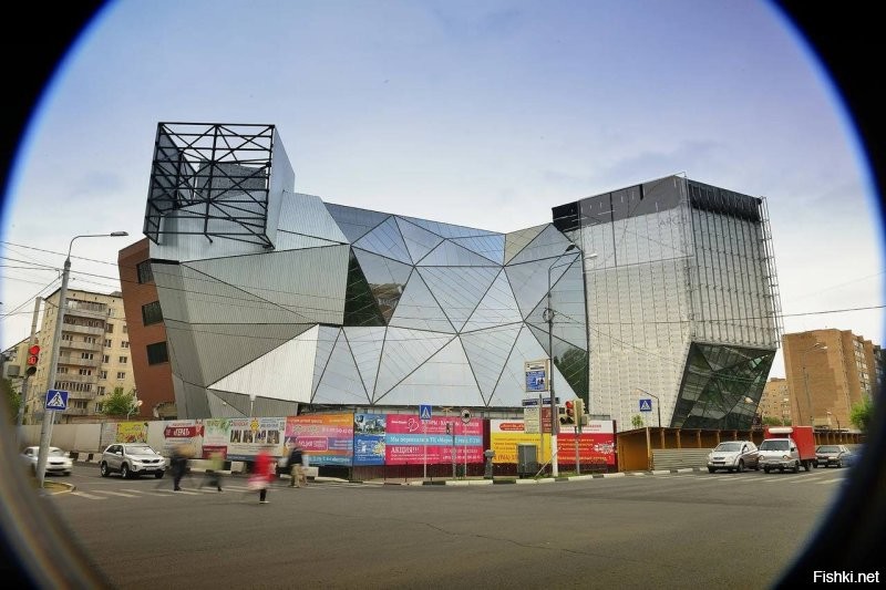 16. Королевский музей Онтарио в Торонто лишь жалкое подобие долгостроя в подмосковном городе Железнодорожный, построенного на месте сгоревшего кинотеатра Родина и ставшего индикатором жадности местного начальства и безвкусия главного архитектора. До сих пор в городе нет ни одного кинотеатра!