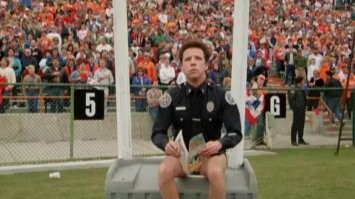 В Севилье с моста упала переносная туалетная кабина