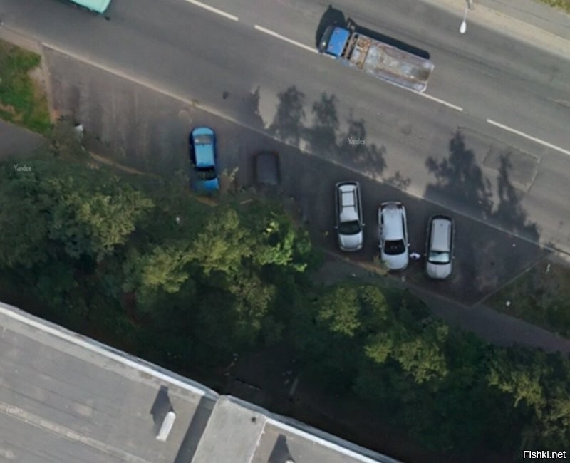 Когда я слышу о том как люди не довольны работой местных властей, я всегда вспоминаю историю у своего дома, где когда-то жил.

Обычный корабль, вдоль дома идёт дорога, машин много и люди парковались прямо на газоне, травы там уже не было давно, дорожка накатана, так сказать. Вот так это выглядело как на картинке, красненьким. И так было несколько лет. Раз в год, кому-то приходили штрафы, ещё дом массовых эвакуаций машин. Сотни машин стояло, дом большой.

И вот в один день, взяли и поставили заборчик, и всё, машин нет, травка выросла. Ну поставили и поставили. Но потом разговорившись с соседкой ниже этажом выяснилось, это она пошла и написала жалобу, ей просто надоело то что грязь на тротуаре, машины ездят, у самой машины у неё нет.  Долго ходить ей не пришлось, одно заявление, 30 минут времени. И то что годами тянулось, прекратилось в один день.

А дальше вторая картина, там люди уже пошли те кто с машинами, и у них сделали так, и тоже раньше стояли машины на газоне.

Проблема народа кроется в менталитете на генетическом уровне. И заключается в том, что он считает, что достаточно просто выбрать себе начальника, и тот всё сделает. Вот один раз сходил на выборы и дальше всё, больше делать ничего не нужно. Только расстраиваться, что опять выбрали того, кто ничего не делает.