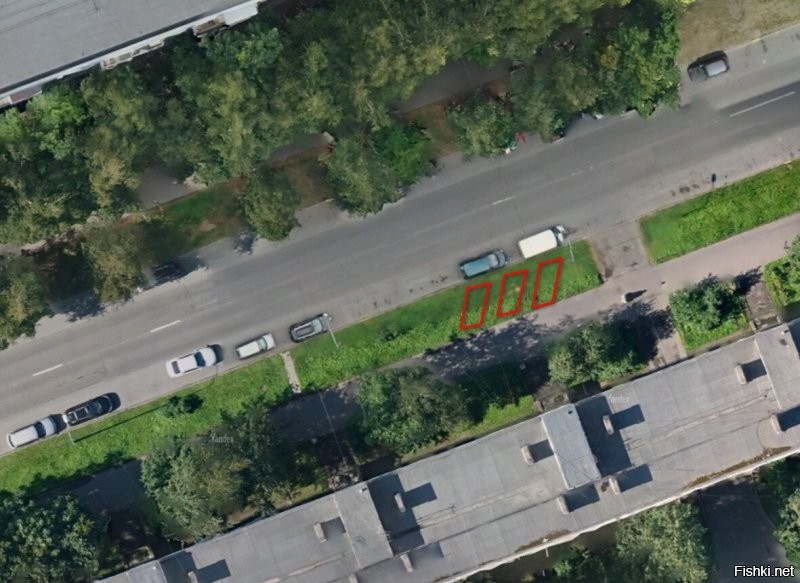 Когда я слышу о том как люди не довольны работой местных властей, я всегда вспоминаю историю у своего дома, где когда-то жил.

Обычный корабль, вдоль дома идёт дорога, машин много и люди парковались прямо на газоне, травы там уже не было давно, дорожка накатана, так сказать. Вот так это выглядело как на картинке, красненьким. И так было несколько лет. Раз в год, кому-то приходили штрафы, ещё дом массовых эвакуаций машин. Сотни машин стояло, дом большой.

И вот в один день, взяли и поставили заборчик, и всё, машин нет, травка выросла. Ну поставили и поставили. Но потом разговорившись с соседкой ниже этажом выяснилось, это она пошла и написала жалобу, ей просто надоело то что грязь на тротуаре, машины ездят, у самой машины у неё нет.  Долго ходить ей не пришлось, одно заявление, 30 минут времени. И то что годами тянулось, прекратилось в один день.

А дальше вторая картина, там люди уже пошли те кто с машинами, и у них сделали так, и тоже раньше стояли машины на газоне.

Проблема народа кроется в менталитете на генетическом уровне. И заключается в том, что он считает, что достаточно просто выбрать себе начальника, и тот всё сделает. Вот один раз сходил на выборы и дальше всё, больше делать ничего не нужно. Только расстраиваться, что опять выбрали того, кто ничего не делает.