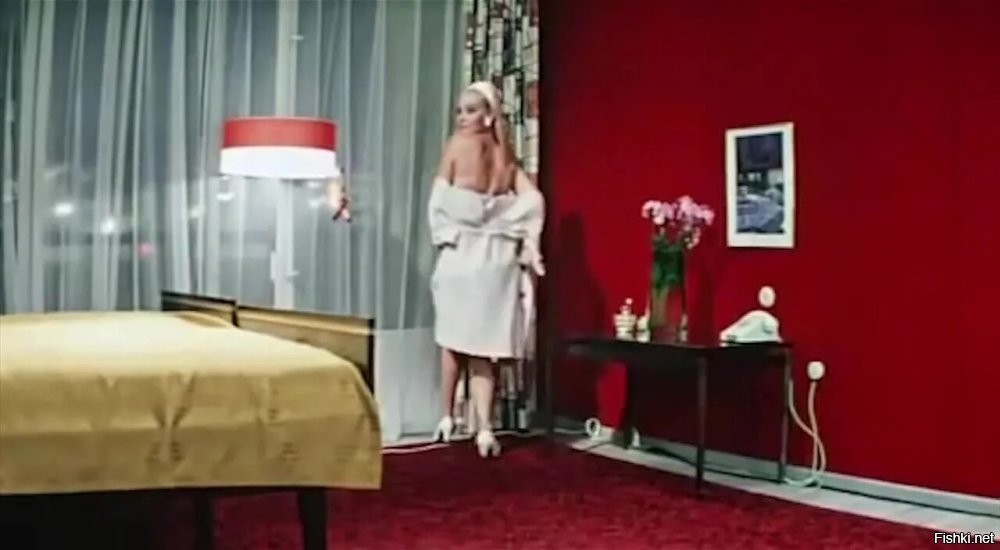 Опять возвращаемся к цензуре!
В "Бриллиантовой руке" мы пацанами ждали это момент, когда его по телевизору показывали! А его пропускали! Раз и уже Мордюкова кружится!)