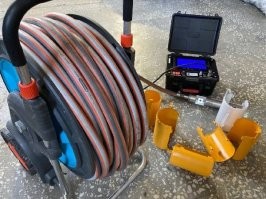 С крыши в вентотверстие трубы канализации опускается штука специальная и перекрывается. Например "спрут" или "глот". В панельках затыкается на раз!