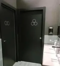 Это тупик. И настораживает отсутствие ручки на правой двери. Это вообще законно?