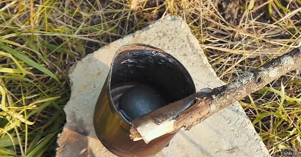 Мы еще брали свинец из оплетки многожильных телефонных кабелей.
Самое сложное было залить свинец в форму.
Для этого наматывали крышку от консервной банки на палку так:
Ниже - кабель.