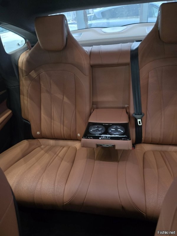 вот, фото сделано сегодня 26.11.25 в кишиневском автосалоне (не в китае, а после доставки и растаможки в Молдове, правда тут нет утильсбора:))
итак за 32000$ bkb 2.5 млн руб. мы имеем:
запас хода 700 км
разгон до 100 - 4,5 сек
автодоводчики дверей
пневмоподваеску
кожаный салон с подогревом и обдувом спереди с сзади.
вместительный салон и багажник.