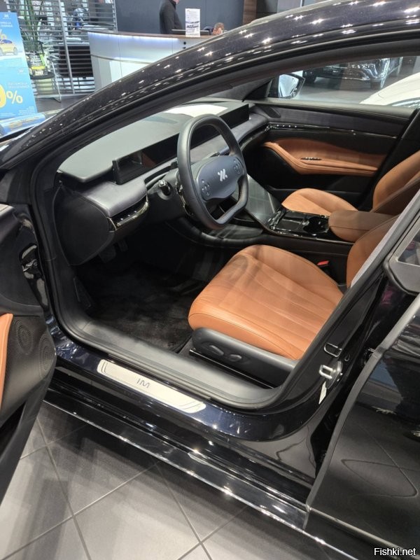 вот, фото сделано сегодня 26.11.25 в кишиневском автосалоне (не в китае, а после доставки и растаможки в Молдове, правда тут нет утильсбора:))
итак за 32000$ bkb 2.5 млн руб. мы имеем:
запас хода 700 км
разгон до 100 - 4,5 сек
автодоводчики дверей
пневмоподваеску
кожаный салон с подогревом и обдувом спереди с сзади.
вместительный салон и багажник.