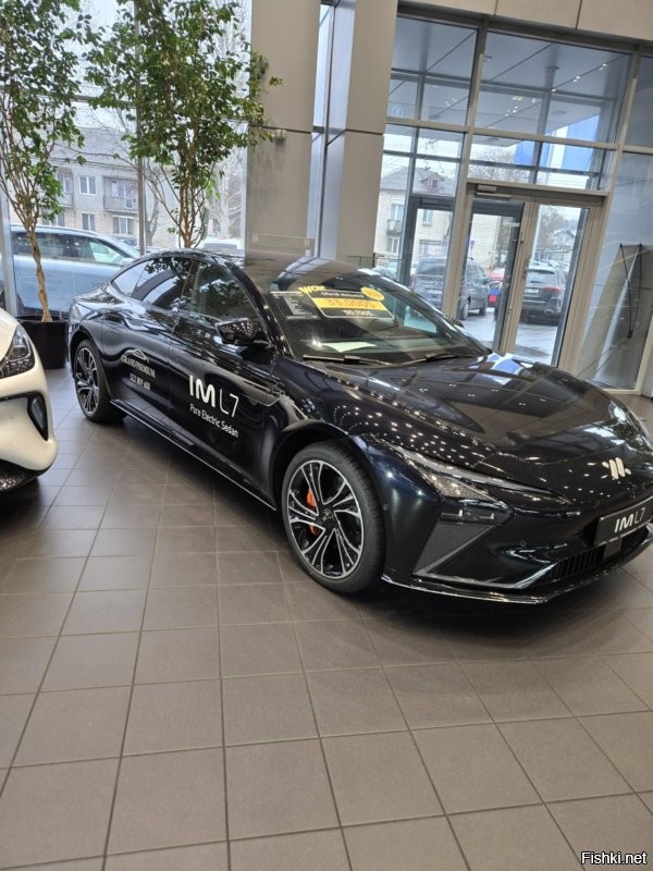 вот, фото сделано сегодня 26.11.25 в кишиневском автосалоне (не в китае, а после доставки и растаможки в Молдове, правда тут нет утильсбора:))
итак за 32000$ bkb 2.5 млн руб. мы имеем:
запас хода 700 км
разгон до 100 - 4,5 сек
автодоводчики дверей
пневмоподваеску
кожаный салон с подогревом и обдувом спереди с сзади.
вместительный салон и багажник.