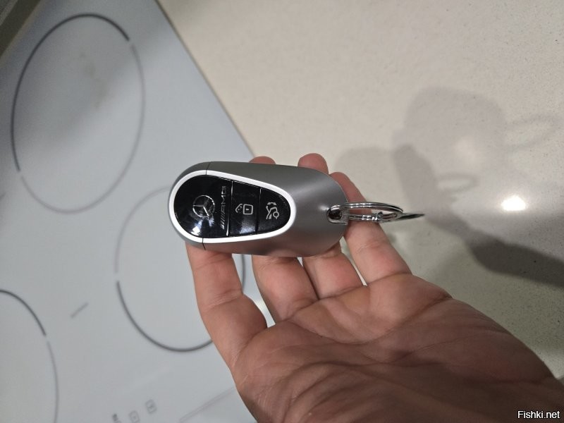 Такой ключ ты видел? Такие у мерседес только с 2023 года если вдруг в Сынжере про это тоже не знают))