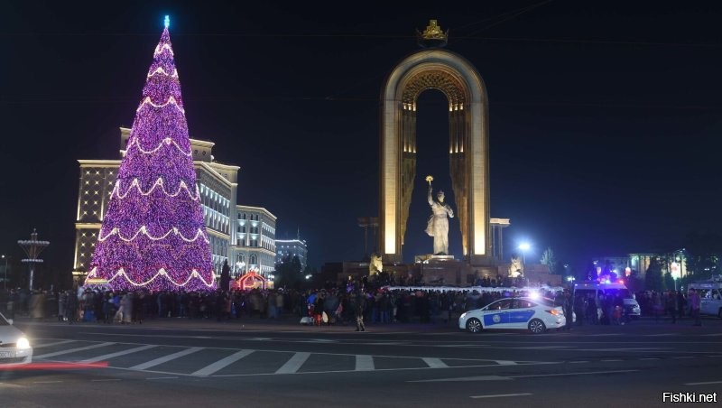 В Душанбе с новогодними елками все хорошо, никто не запрещает