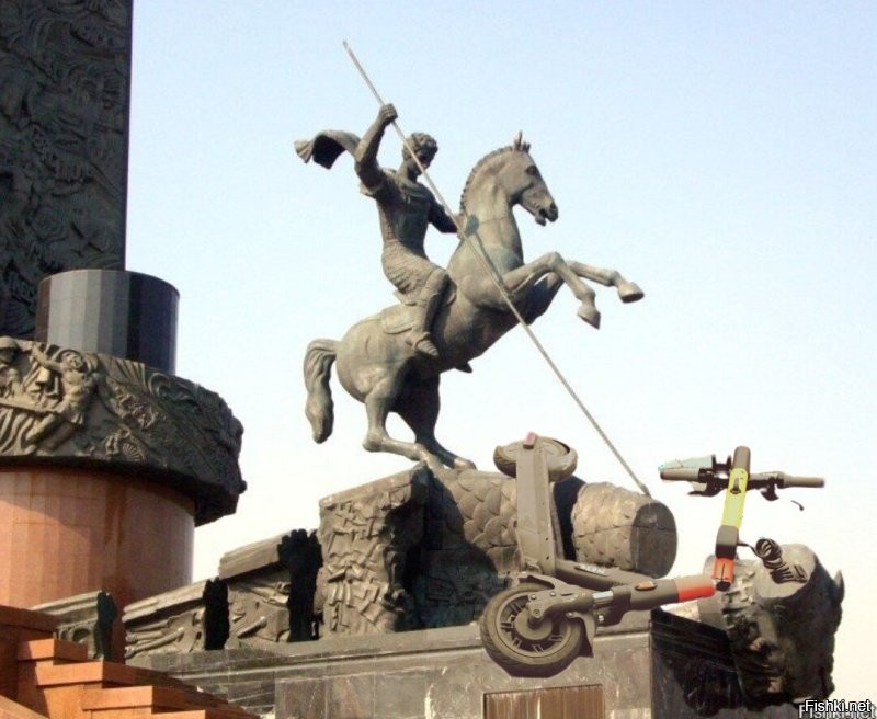 Москвич ударил электросамокатчика за неаккуратную езду