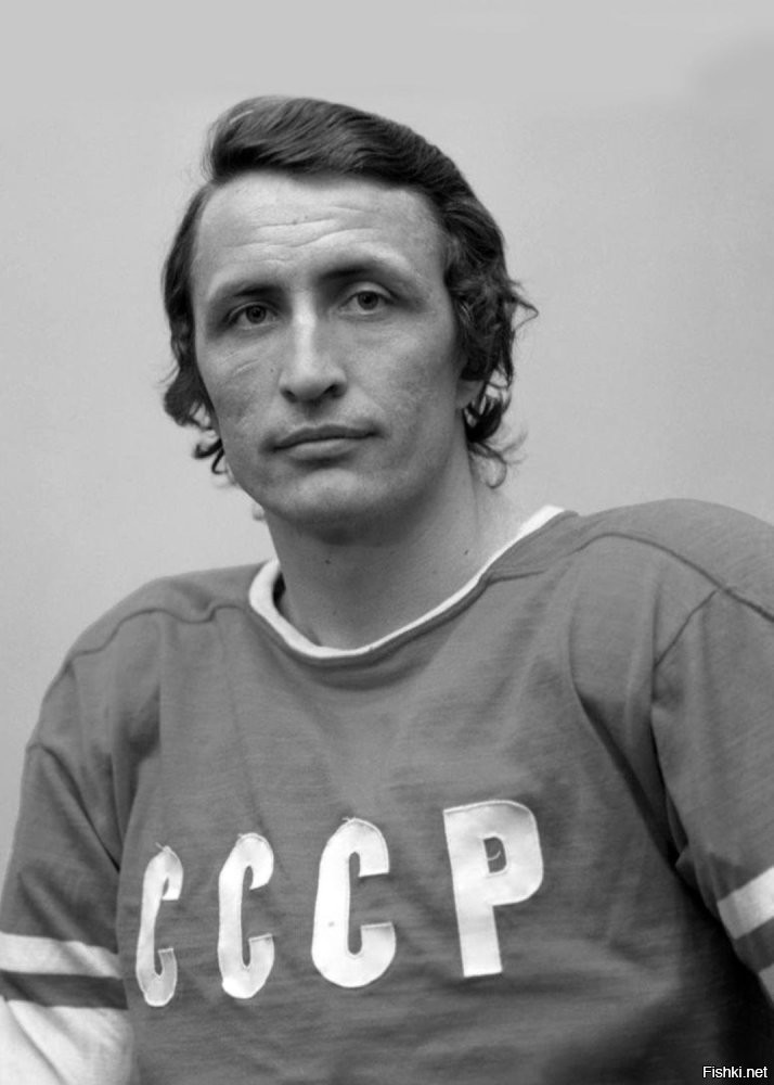 Если про сборную СССР, то Якушев Александр Сергеевич. 1975? На чемпионате мира 1975 года признан лучшим нападающим. Правда Игрок московского «Спартака» .