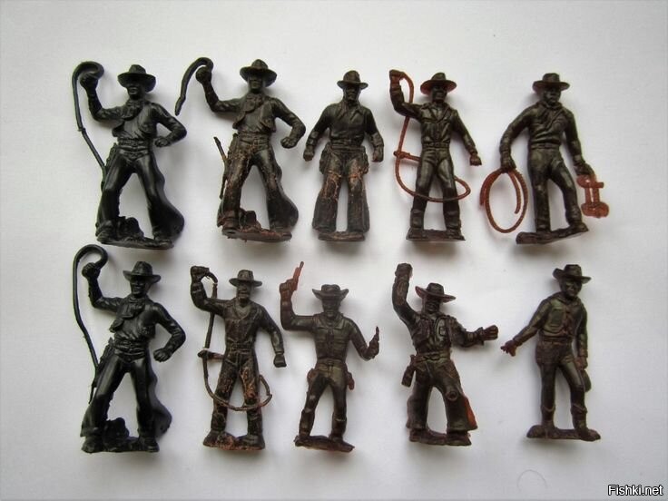 Не помню чем,но такой косячёк был,но точно не зубами.А набор у меня такой был матросов ,дорогой был, если память не изменяет 3 руб.И упаковка была шикарная. Покупал их в универмаге, счастлив был до соплей. Ну индейцы и ковбойцы были пластмассовые тоже,но они попроще ,там было проще откусить и поломать)))))