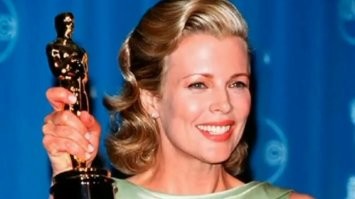 Это другая.
Ким Бесинджер на этом фото. Но как она сейчас выглядит - лучше не видеть, она себя изуродовала ещё больше.