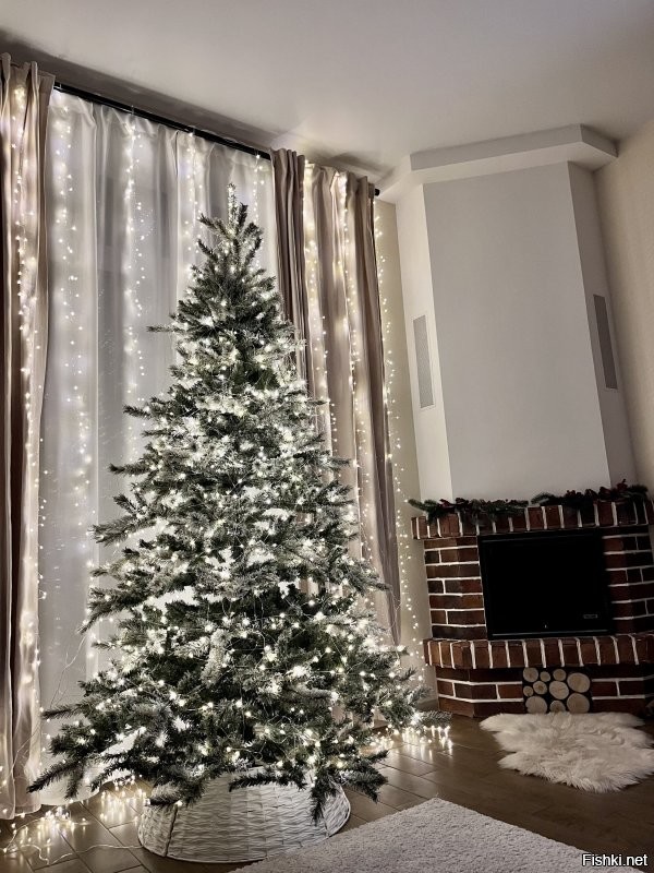 Ну также можно в ЦУМе ценники на одежду смостреть и офуевать, можно на Рублевке дома выбирать, синея от ценника и тд, а можно в Леруа зайти и не выёпываться! Вот, вроде 20-25 стоила и все норм, уже 4-й год наряжаем, жена только украшения согласно годовому фэн-шую выбирает.