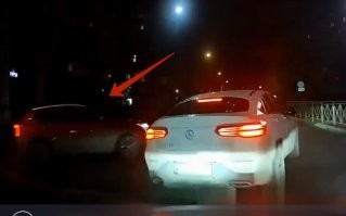 Водитель на красном авто даже не представляет как ему повезло