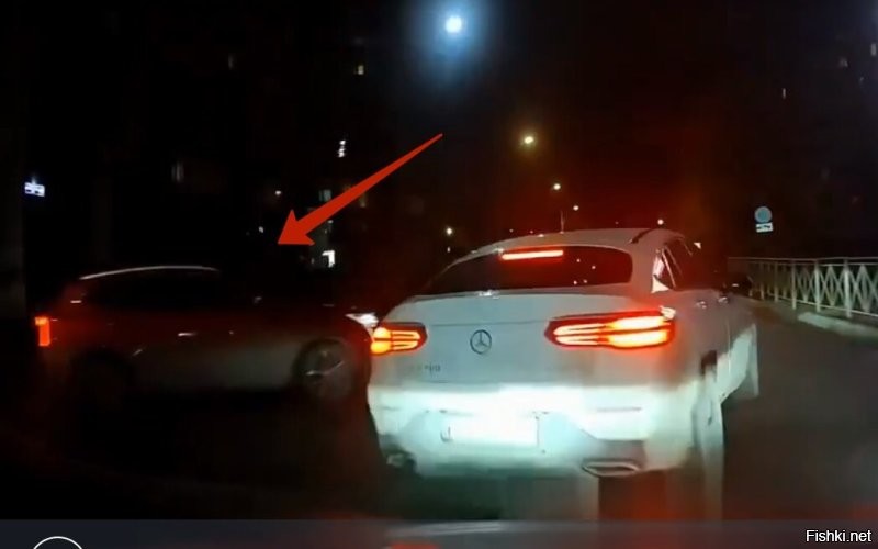 Водитель на красном авто даже не представляет как ему повезло