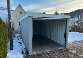 Я много таких гаражей видел. Целыми рядами или отдельные. Заявлено что ширина въезда 2.36м, накинем пару сантиков на раму ворот и получаем не больше 2.45м. Но я видел в таких гаражах даже Х5. Понятно что комфортом там не пахнет... но что есть то есть. Кстати новые машины вроде сами парковаться умеют. Так что такое место как раз для них.