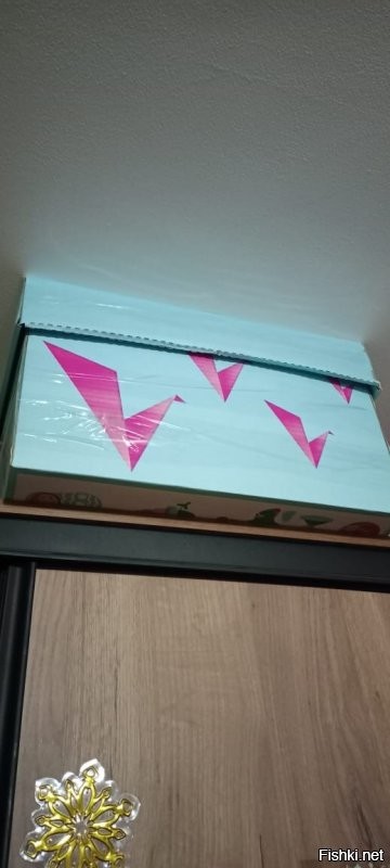 Взяли коробку... Собянин красава...
Все как на видео...
Собирали очень толковые люди...
Термометр инфракрасный... Сразу купил второй такой... Ондин на кухню, второй в комнате...
Измеряет: Воздух, воду в ванной, температуру смеси, температуру малыша...
Пеленки, распашенки... Все отличного качетсва... 
Поставили ограничители на окна.
В экстренном случае коробку можно использовать как кроватку.