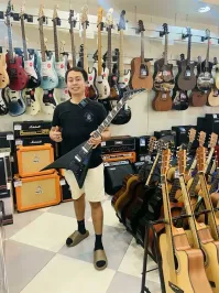 "Наконец-то я купил гитару, о которой мечтал с детства. Я долго и упорно работал".
Лучше бы ты себе ботинки нормальные купил.