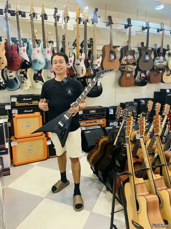 "Наконец-то я купил гитару, о которой мечтал с детства. Я долго и упорно работал".
Лучше бы ты себе ботинки нормальные купил.