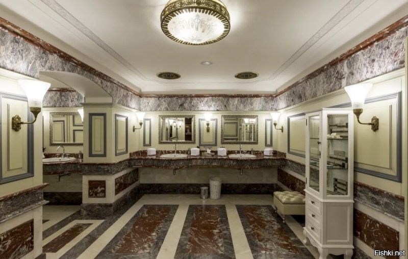 за мужчин даже как-то обидно стало, то ли дело женский туалет в Цуме, дорого -богато