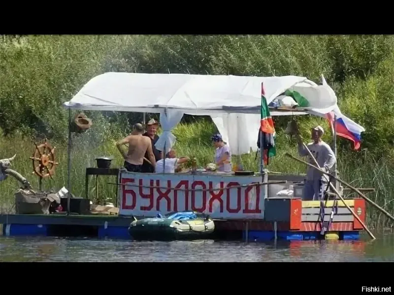 Юрик пил горькую.....