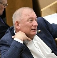 Это больше похоже не на депутата на заседании, а на некоего криминального авторитета на воровском сходняке.